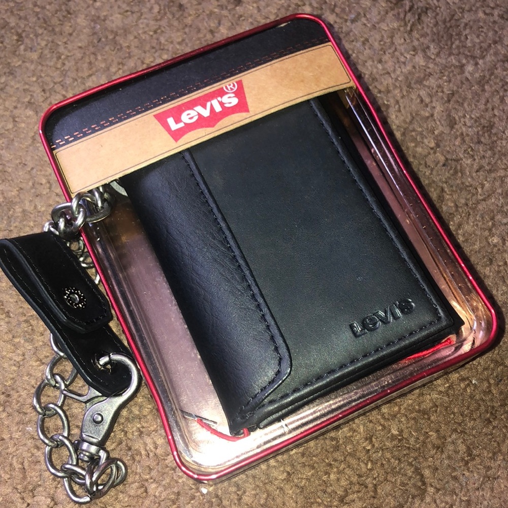 Levis Trifold leather wallet w/chain link